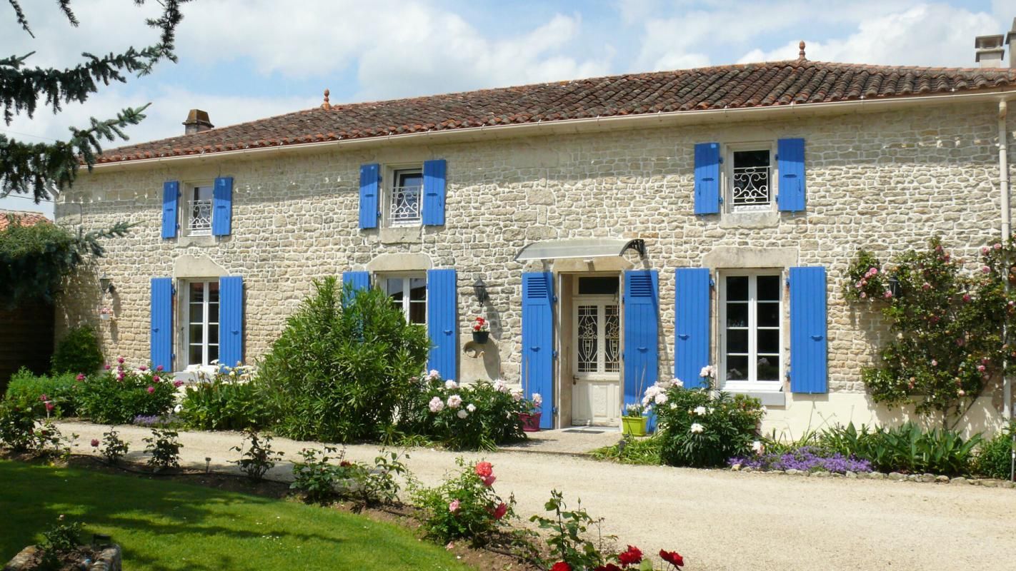 FONTENAY-LE-COMTE ENSEMBLE IMMOBILIER LONGERE  2 GITES  17 pièce(s) 389 m2 SUD VENDEE 3