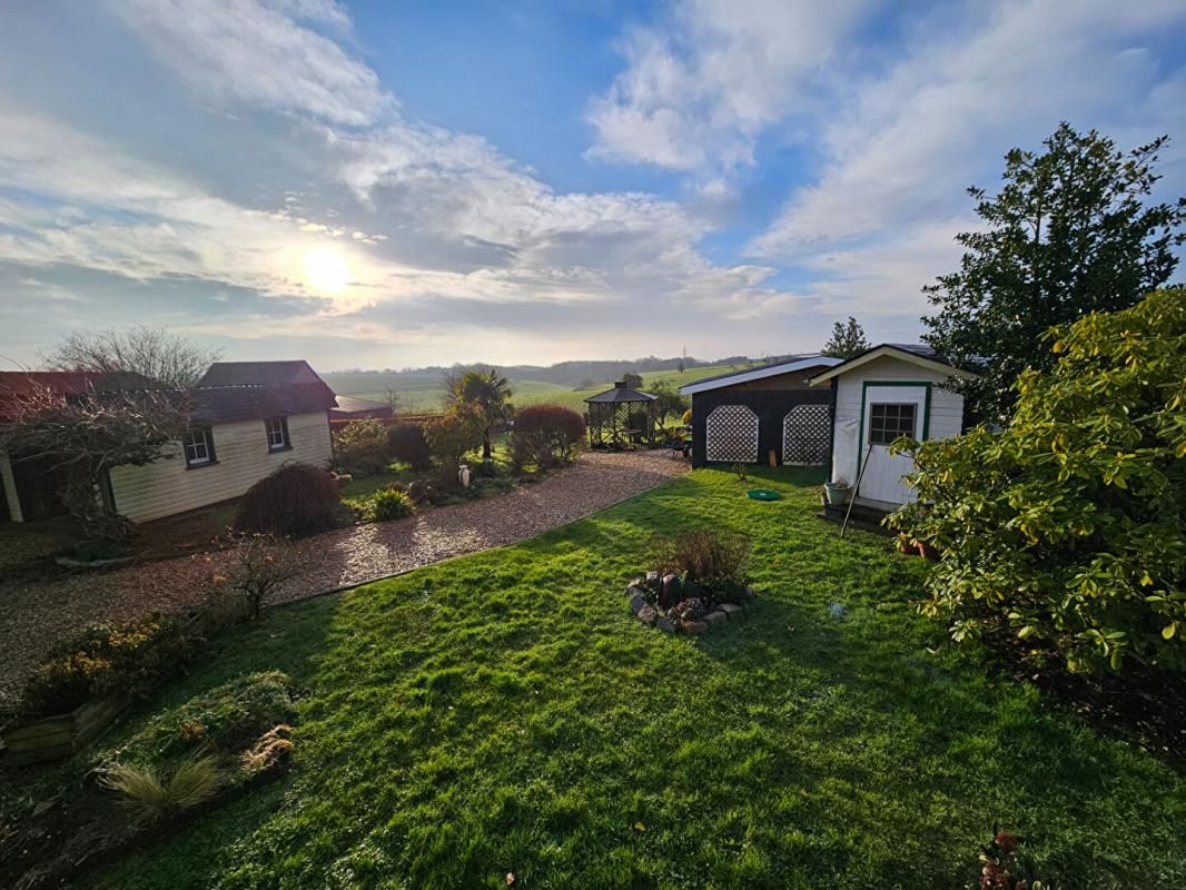 Maison avec vue dégagée, bâtiment et garage