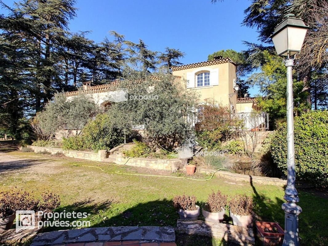 Charmante maison familiale de 270 m² à Saint-Maximin-La-Sainte-Baume 819 000 Euros