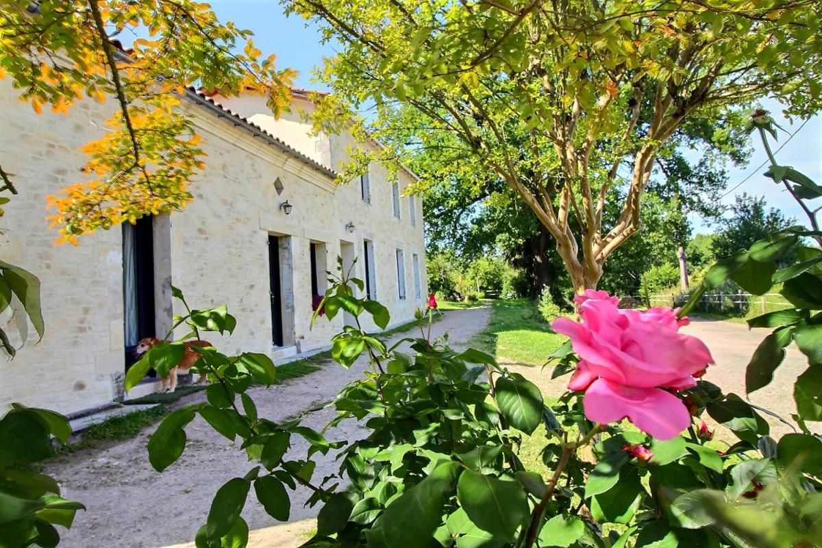 Maison Montpon-Ménestérol de 200m² sur 3 hectares 71 de Terrain - 4 chambres - Dépendances