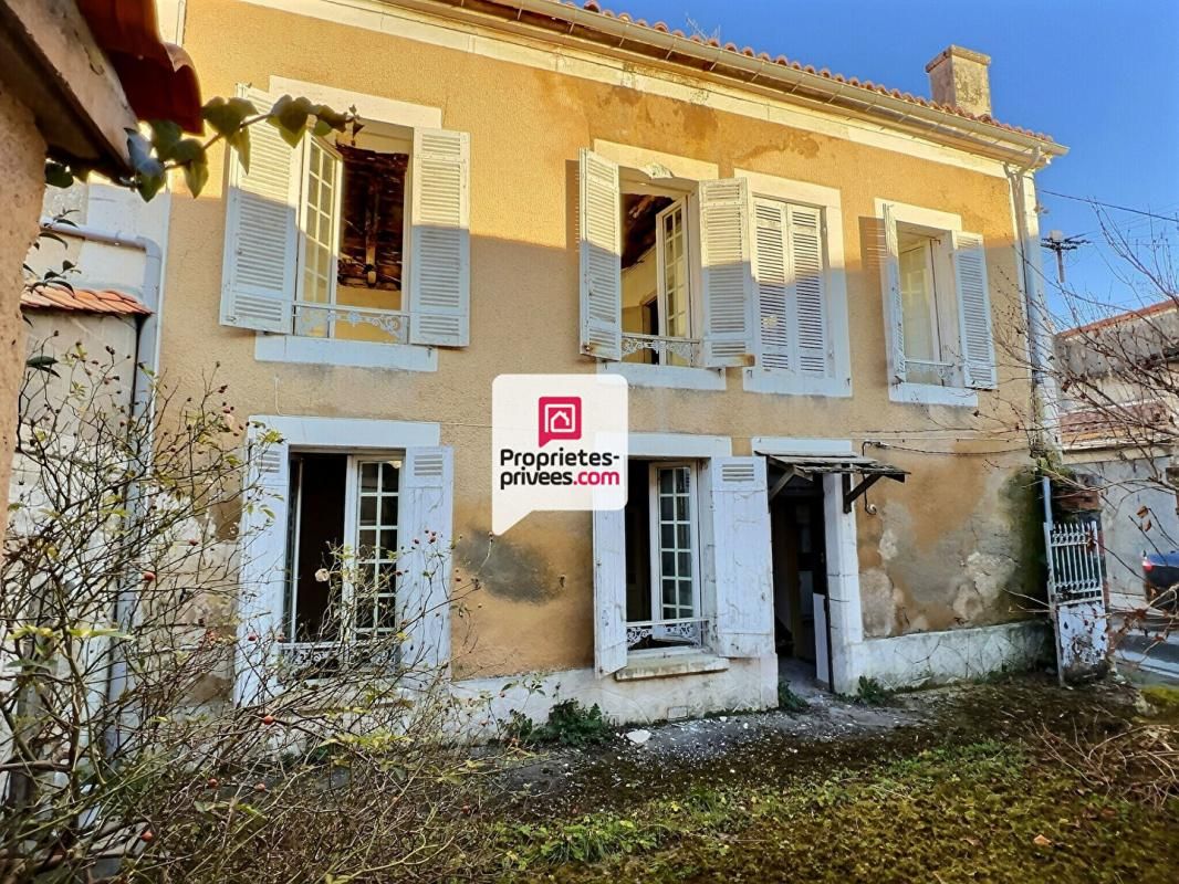 Maison de bourg d'env.195 m² divisée en 3 apt + 2 garages au centre de RIBERAC (24600)