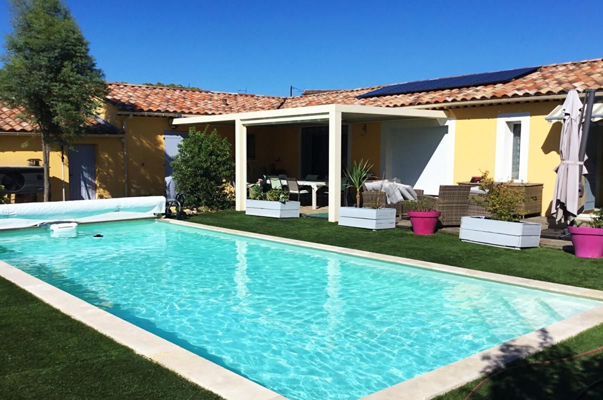 Villa 5 pièces de 128 m2 avec piscine et garage - Brignoles