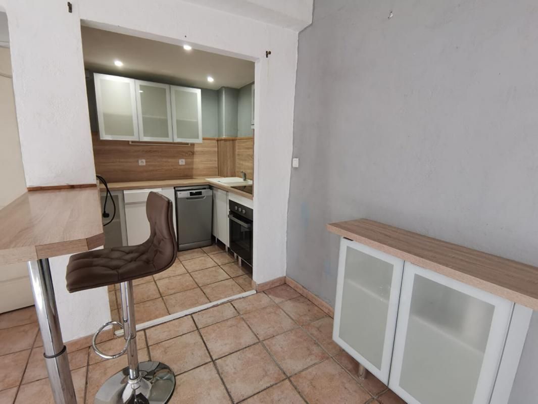 TOURVES Immeuble  2 appartements et garage 3