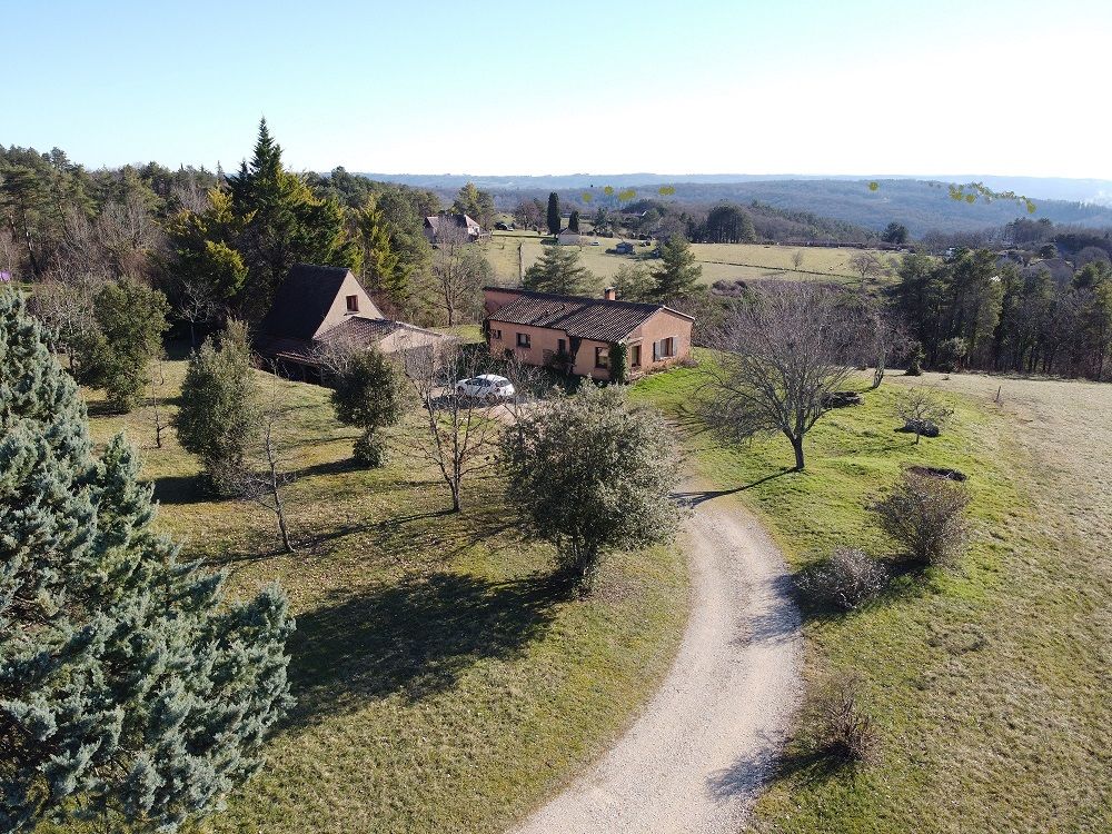 Maison de plain-pied, dépendance, belle vue. 3 chambres. Grand garage. Terrain 4500m2