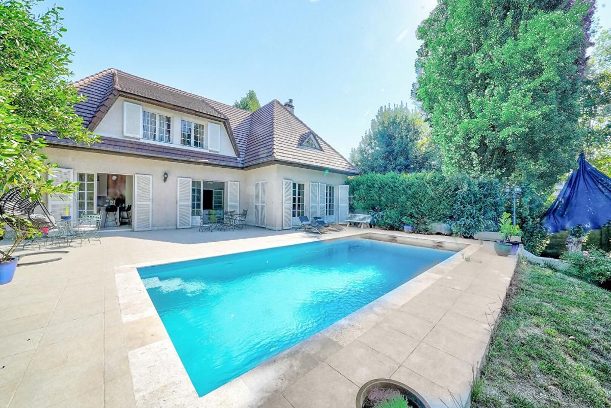 Maison  Chilly Mazarin 8 pièce(s) 211 m2 avec piscine