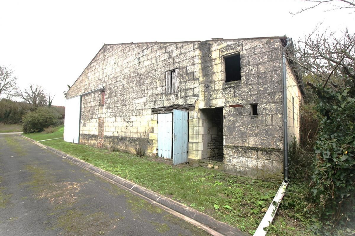 SAINT-DIZANT-DU-GUA Grand garage fermé de 220 m² utiles 1