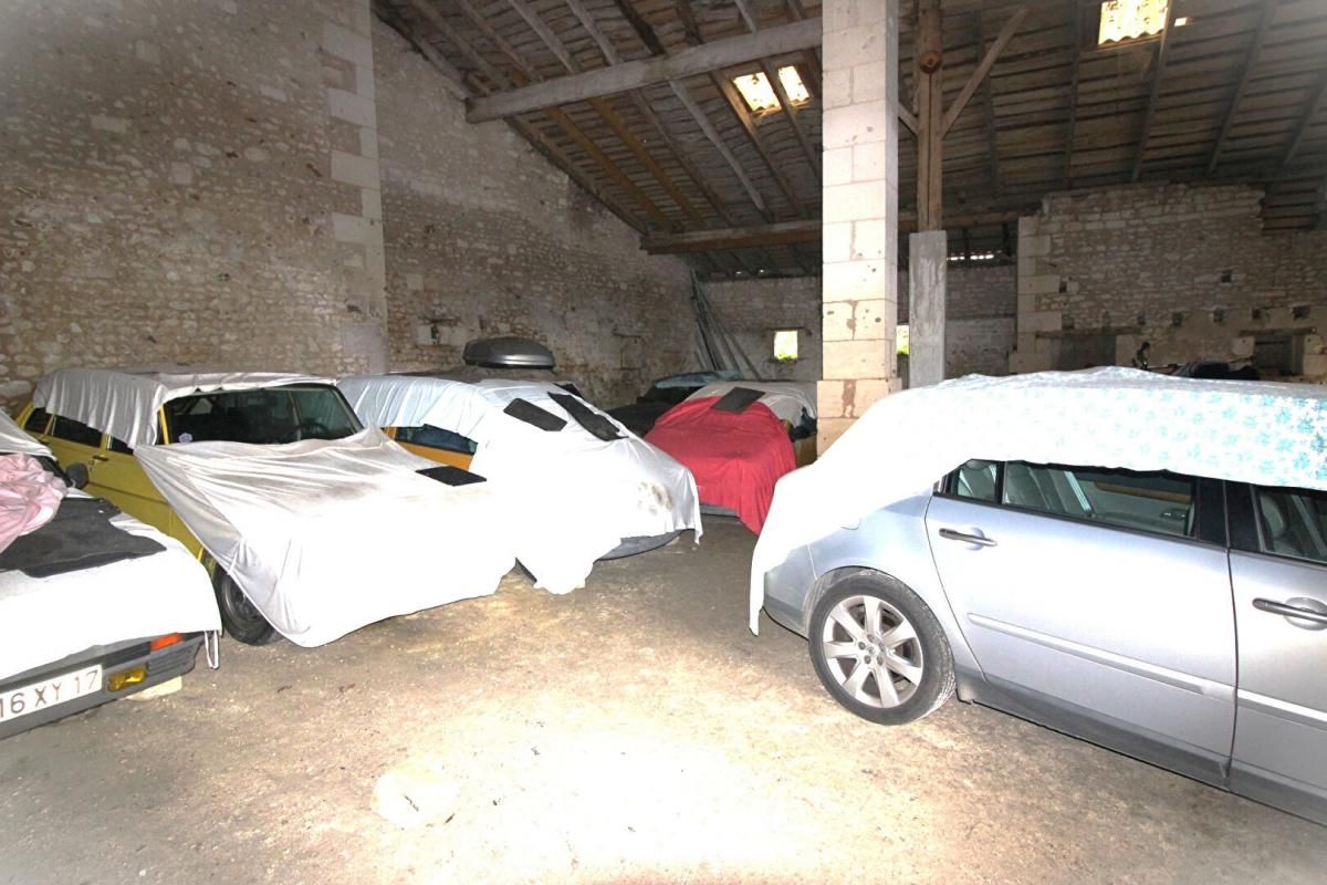 SAINT-DIZANT-DU-GUA Grand garage fermé de 220 m² utiles 4