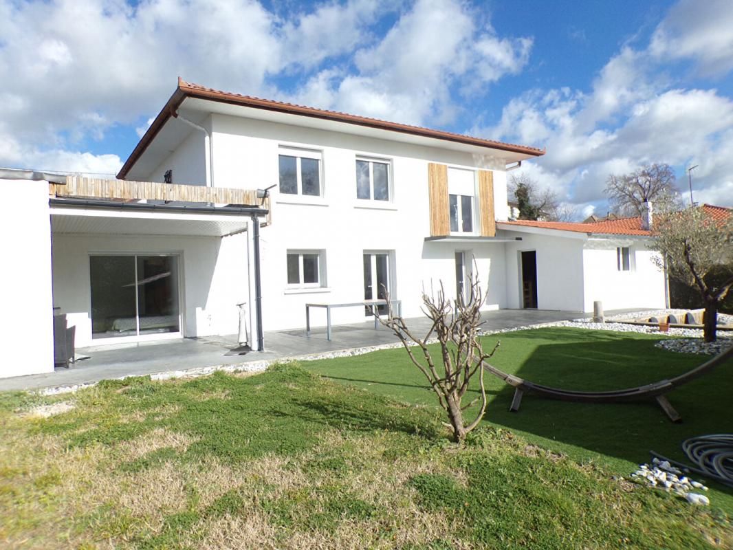 Maison de 6 pieces  + dépendance  195m²