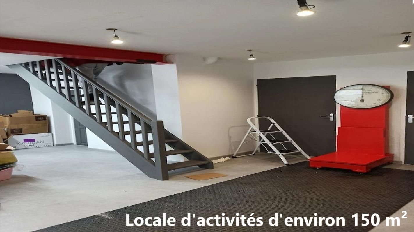 Local d'activités 8 pièce(s) 150 m2, Brionnes (27800), vitrine, centre ville. Prix HAI 145 990