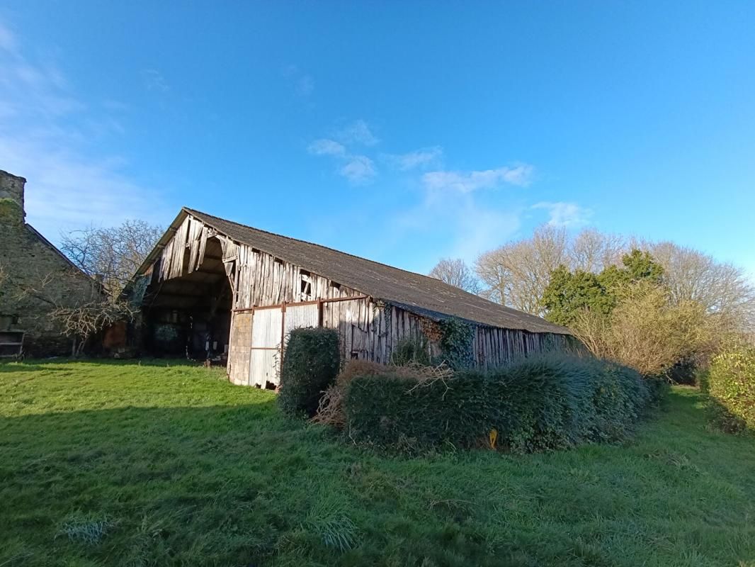 ROHAN Maison en pierres, grand hangar et terrain 2