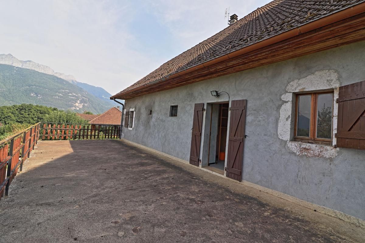 LATHUILE Maison à rénover avec terrasse, garage et jardin 3