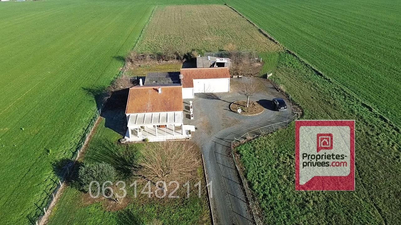 MAISON LUMINEUSE ET FONCTIONNELLE ,  plain pied T4 113 M2  HANGAR 160 M2  vaste terrain