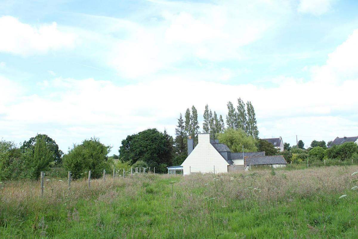 Côtes d'Armor 22440 Ploufragan. 5 chambres, véranda, grand garage, annexes, le tout implanté sur une grande parcelle