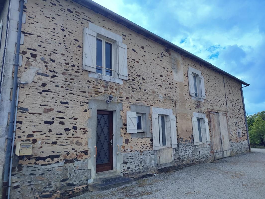 BUSSIERE-POITEVINE Immeuble 10 pièces, grange terrain arboré 1