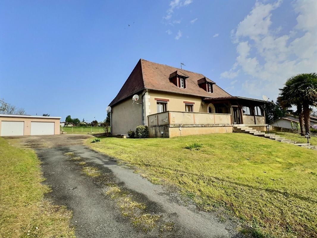 Maison T8 d'env. 273m² avec 6 ch.+ bureau et 3 garages sur CHATEAU L'EVEQUE (24460)