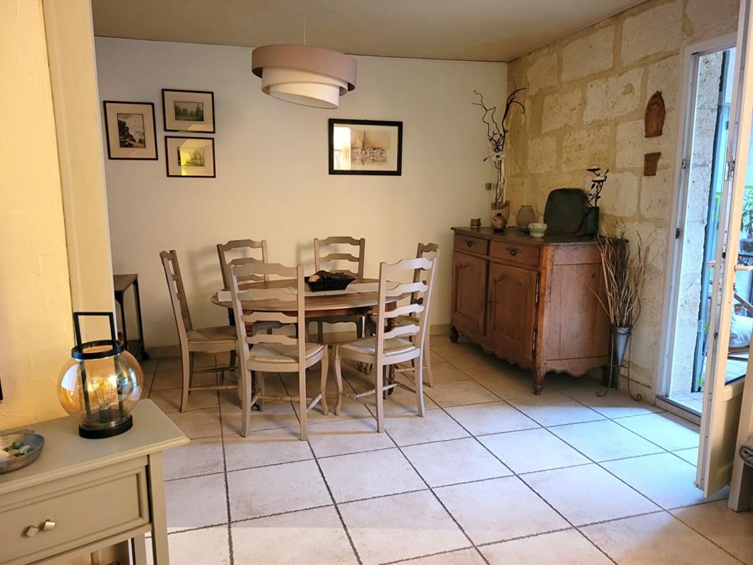 Charmante maison en pierre , trois chambres , beau jardin