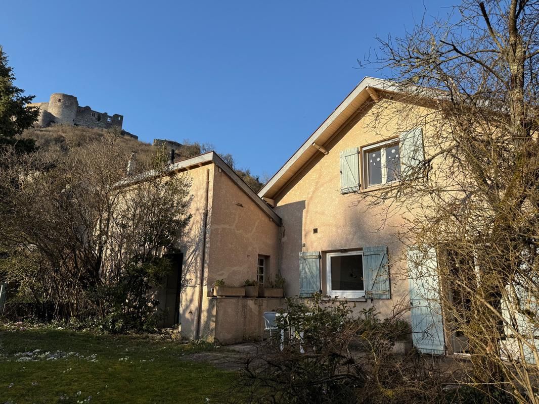 Maison ancienne de 5 pièces avec jardin