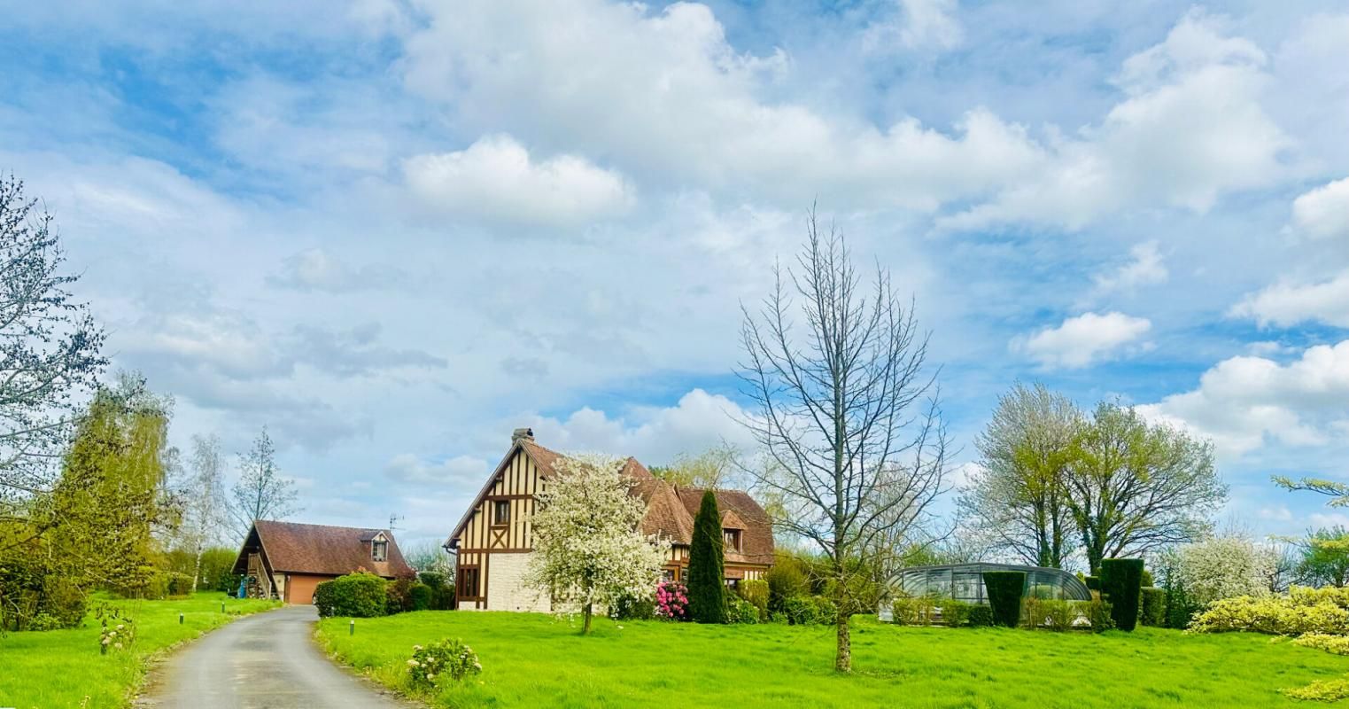 PONT-L'EVEQUE Maison de 288 m² avec piscine chauffée 1