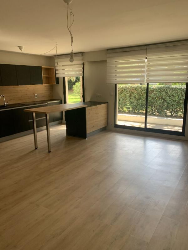 BORDEAUX Appartement Bordeaux Cauderan deux pièces avec un garage 2