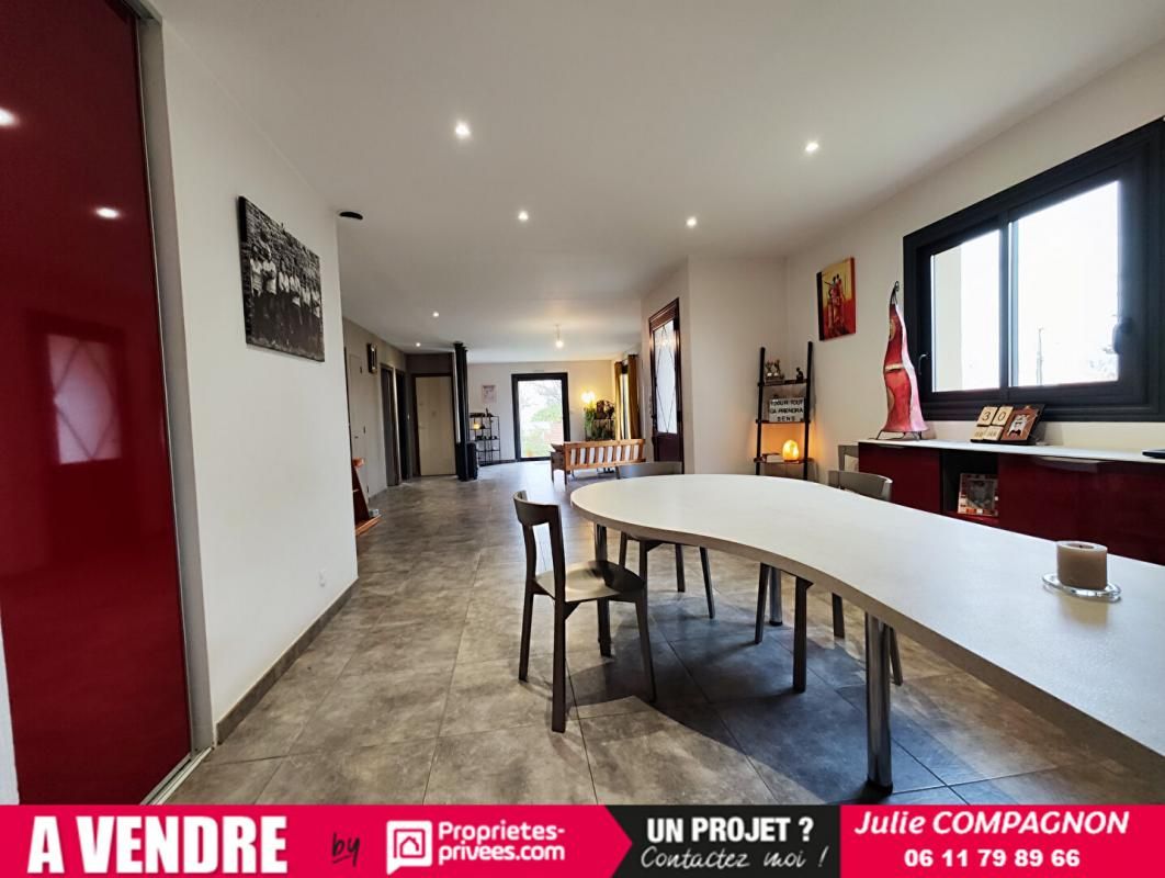 SAINT-QUENTIN-EN-MAUGES Maison de PLAIN-PIED - 120 m² - 4 CHAMBRES - 3 GARAGES ET terrain de 920 m² env 4