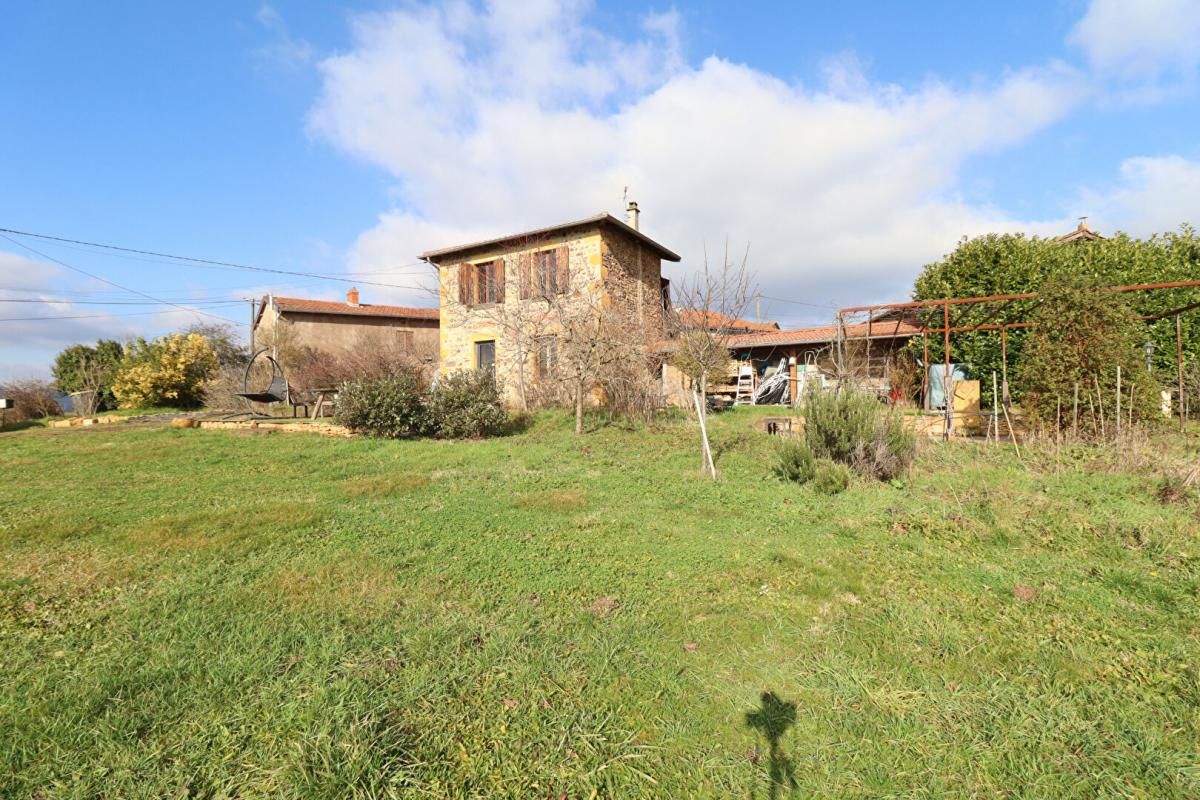 SAINT-VERAND Maison 6 pièces et annexes Saint Vérand  250 m2 environs avec vue sur Monts du Lyonnais 2