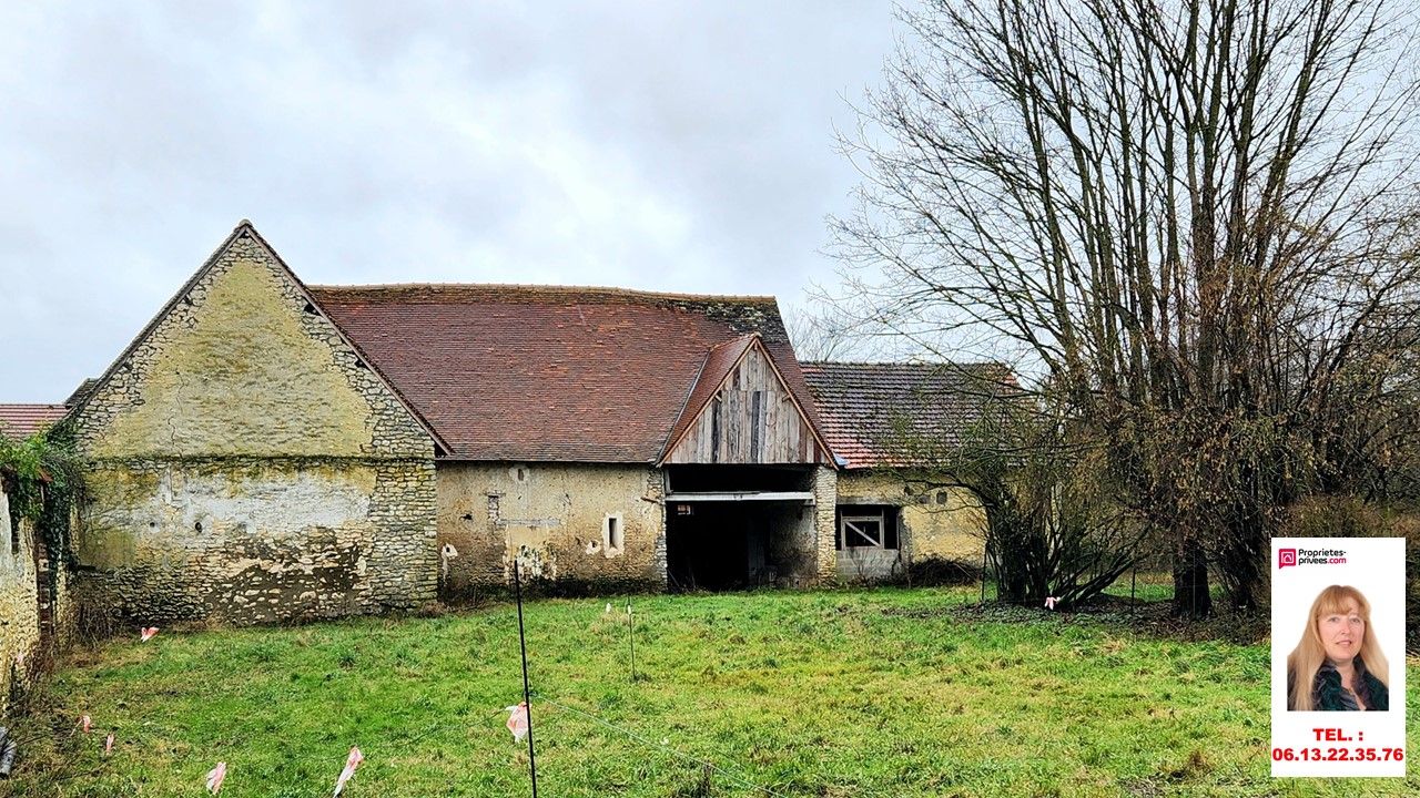 Vesly - Belle grange en pierres de 217 m2 au sol à aménager complètement - Toiture neuve - viabilisée en Eau et en électricité sur 1002 m2 de terrain plat- Prix : 201.000