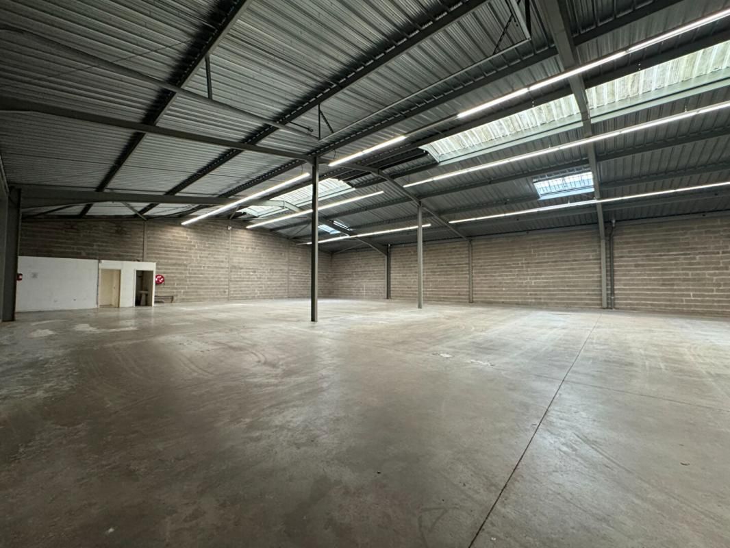 37000 TOURS - Entrepôt / local industriel 1320 m²