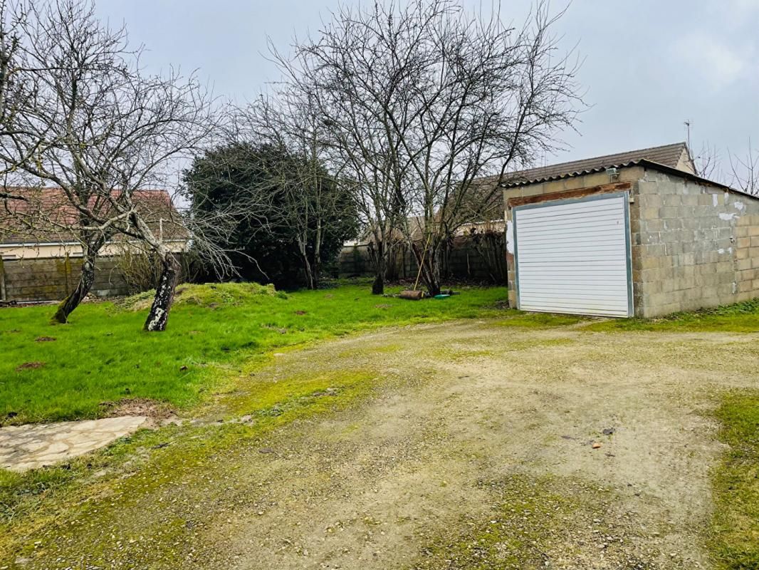 SAINT-PREST Terrain à 5 min de Saint Prest , 10 min de chartres 661 m2 avec deux garages et hangar 2