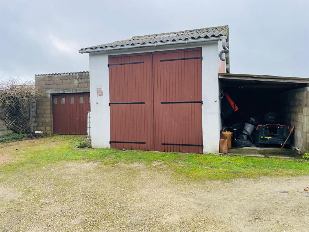 SAINT-PREST Terrain à 5 min de Saint Prest , 10 min de chartres 661 m2 avec deux garages et hangar 3