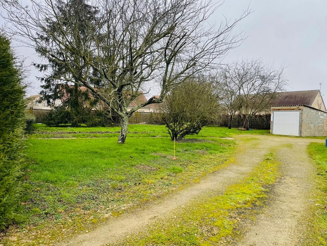 SAINT-PREST Terrain à 5 min de Saint Prest , 10 min de chartres 661 m2 avec deux garages et hangar 4