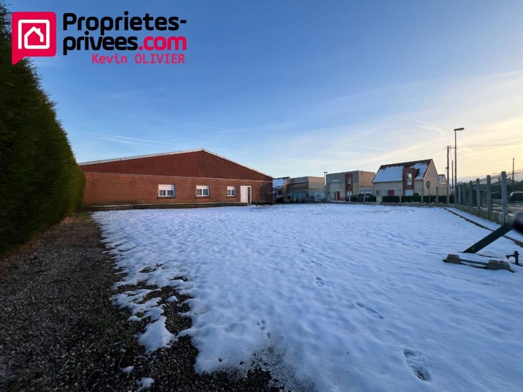 Immeuble avec bureaux et entrepôt à vendre à Barlin - Emplacement stratégique et parking