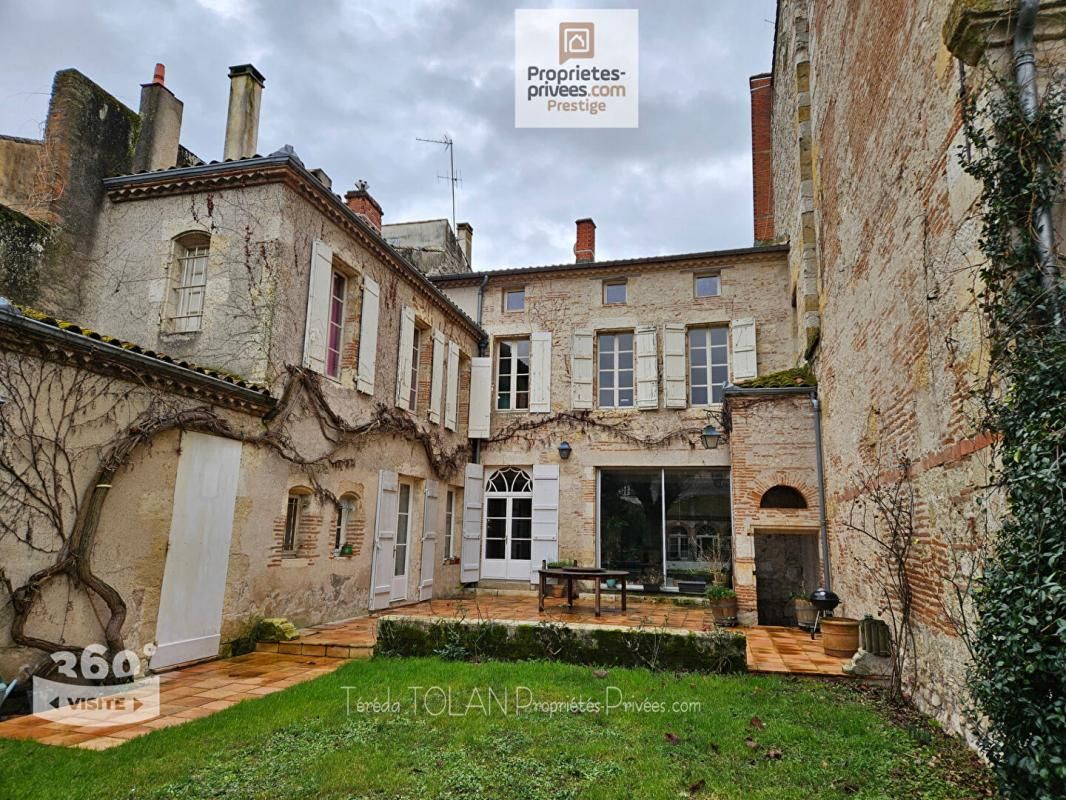 AGEN COEUR HISTORIQUE  : MAISON BOURGEOISE 10 PIECES - 380 M² - PARC - PISCINE - DOUBLE GARAGE