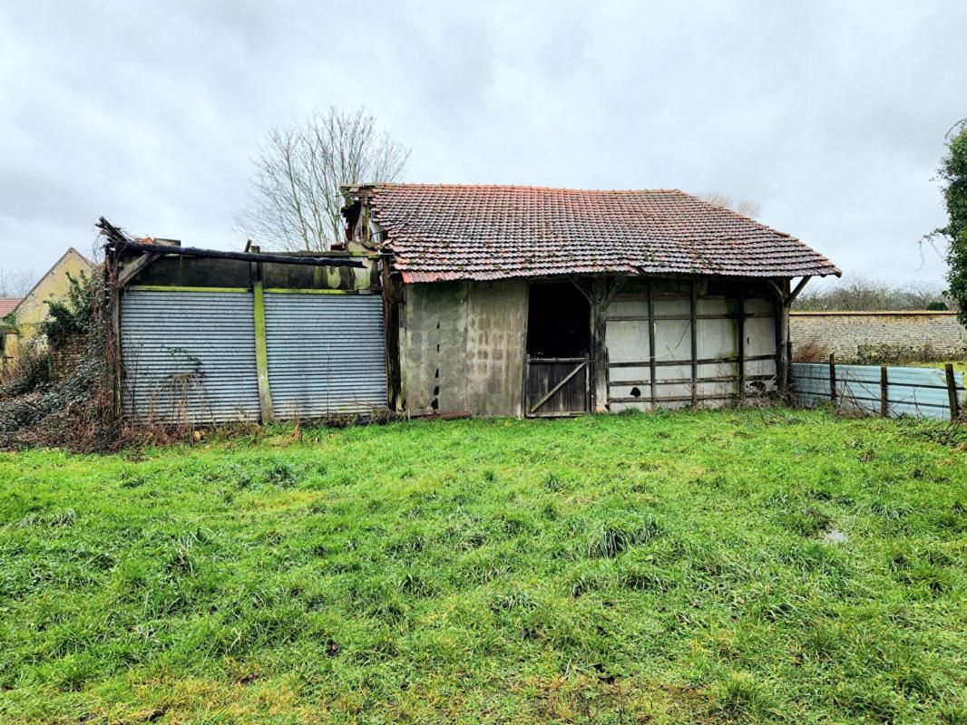 VESLY Vesly - Ancienne Bergerie de 90 m2 au sol à réhabiliter - viabilisée en eau et en électricité sur 605 m2 de terrain plat- Prix : 71.990 2