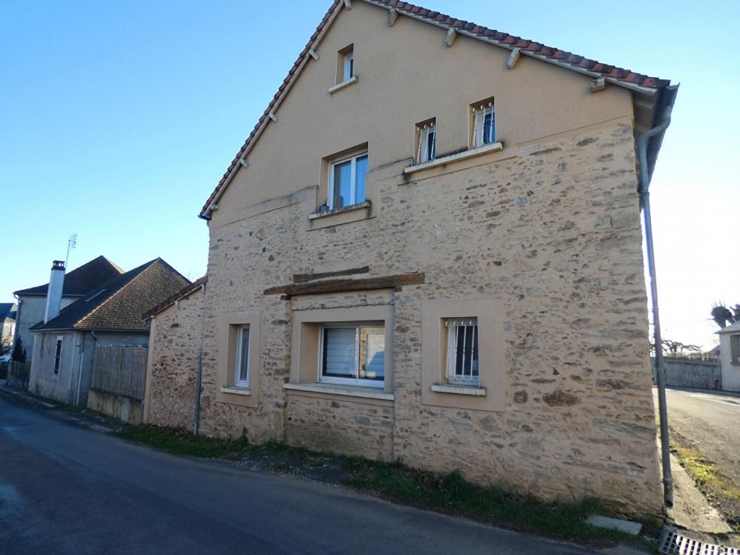 GENIS Maison 92 m2 habitables / 2 chambres / cour / pas de travaux 1