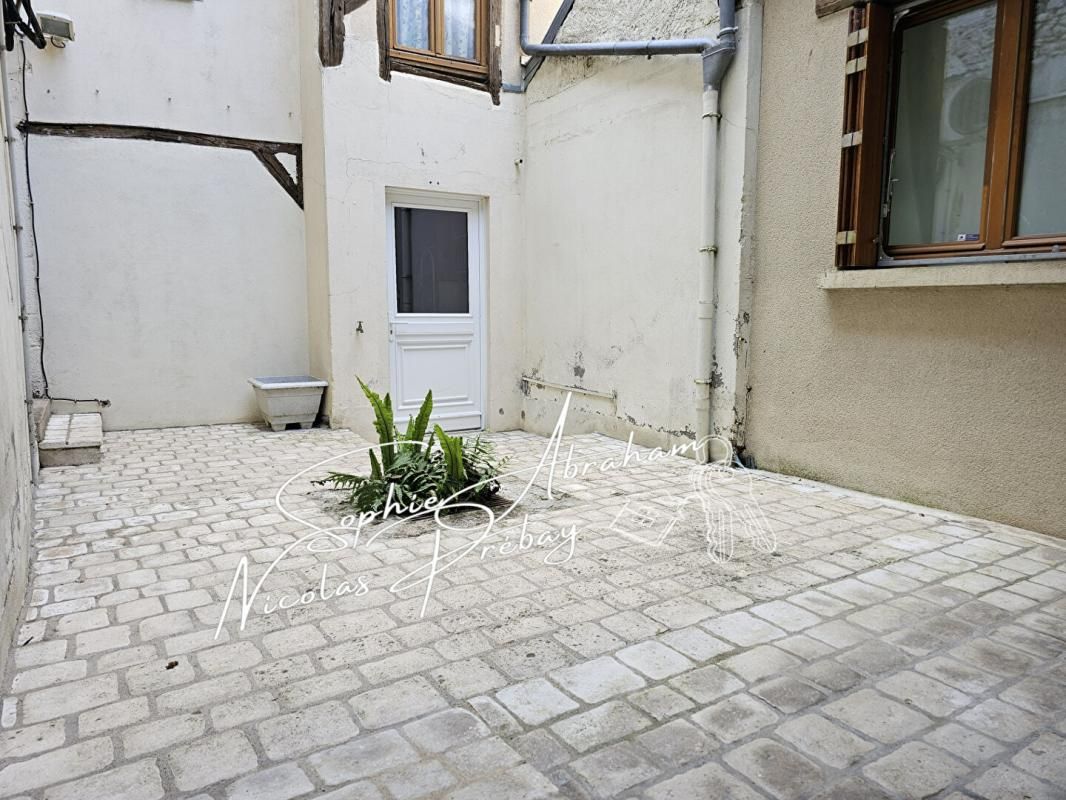 Appartement avec cour et cave de 4 pièces, 2 grandes chambres, bureau