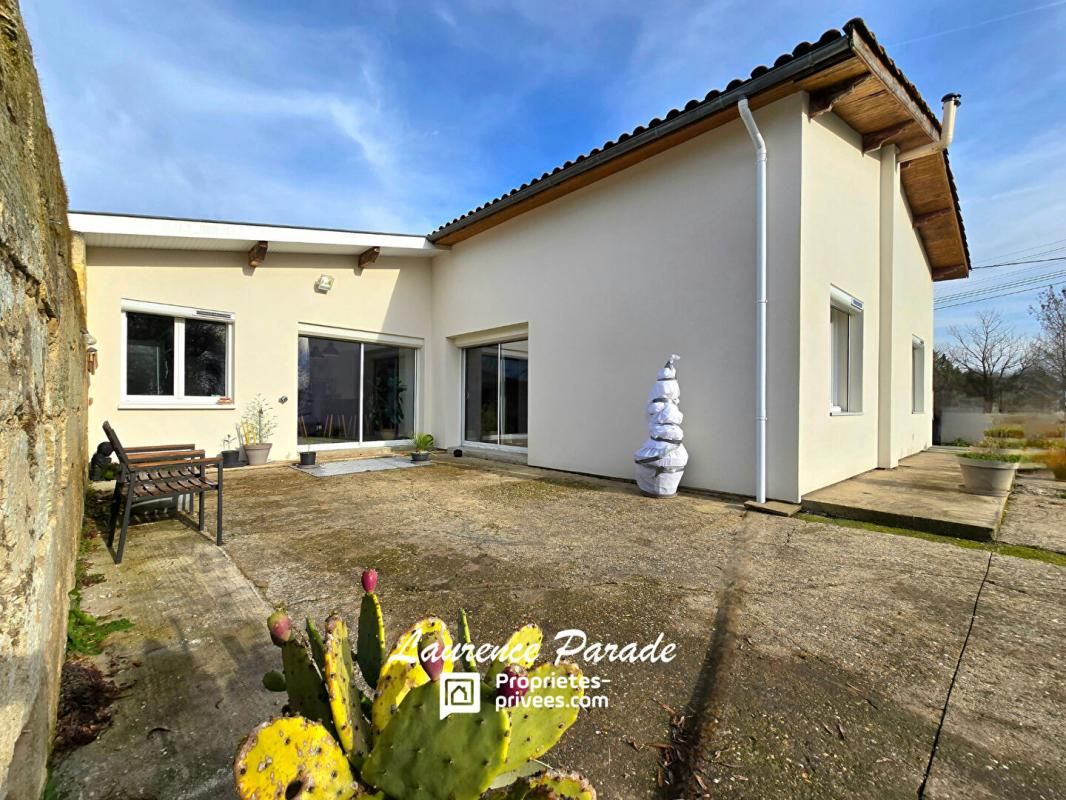 SAINT-LOUBES Maison renovée avec garage et piscine 1