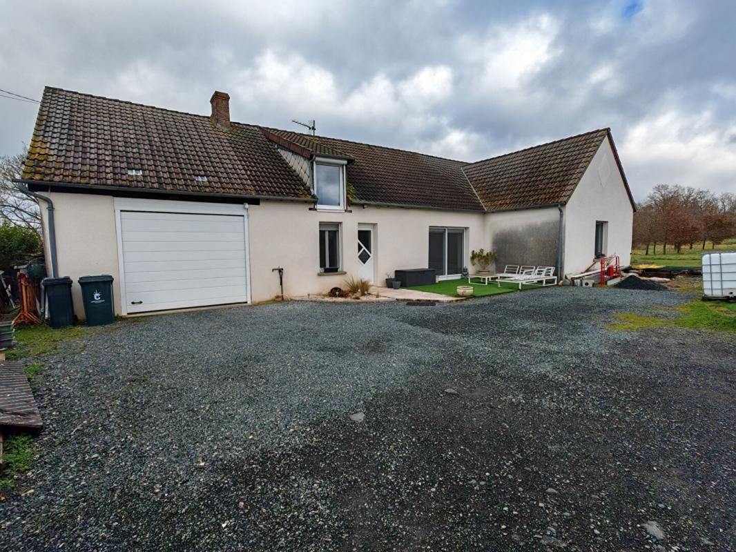 Exclu : Maison familiale habitable de suite à Arthon avec jardin, garages, au calme