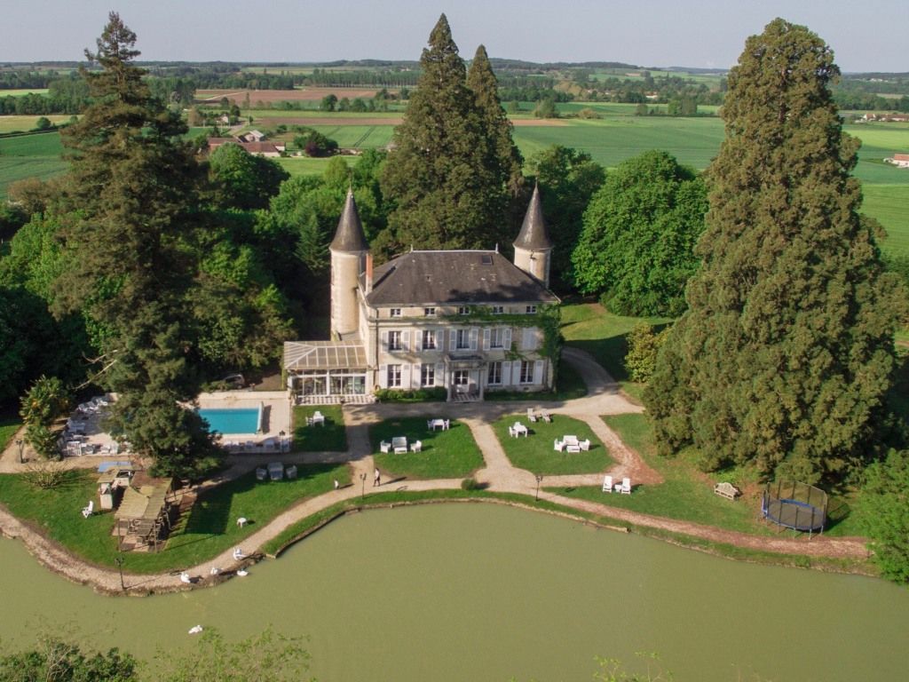 TOURNON-SAINT-PIERRE Château XVIII sur 4 Ha 50  de parc clos 4