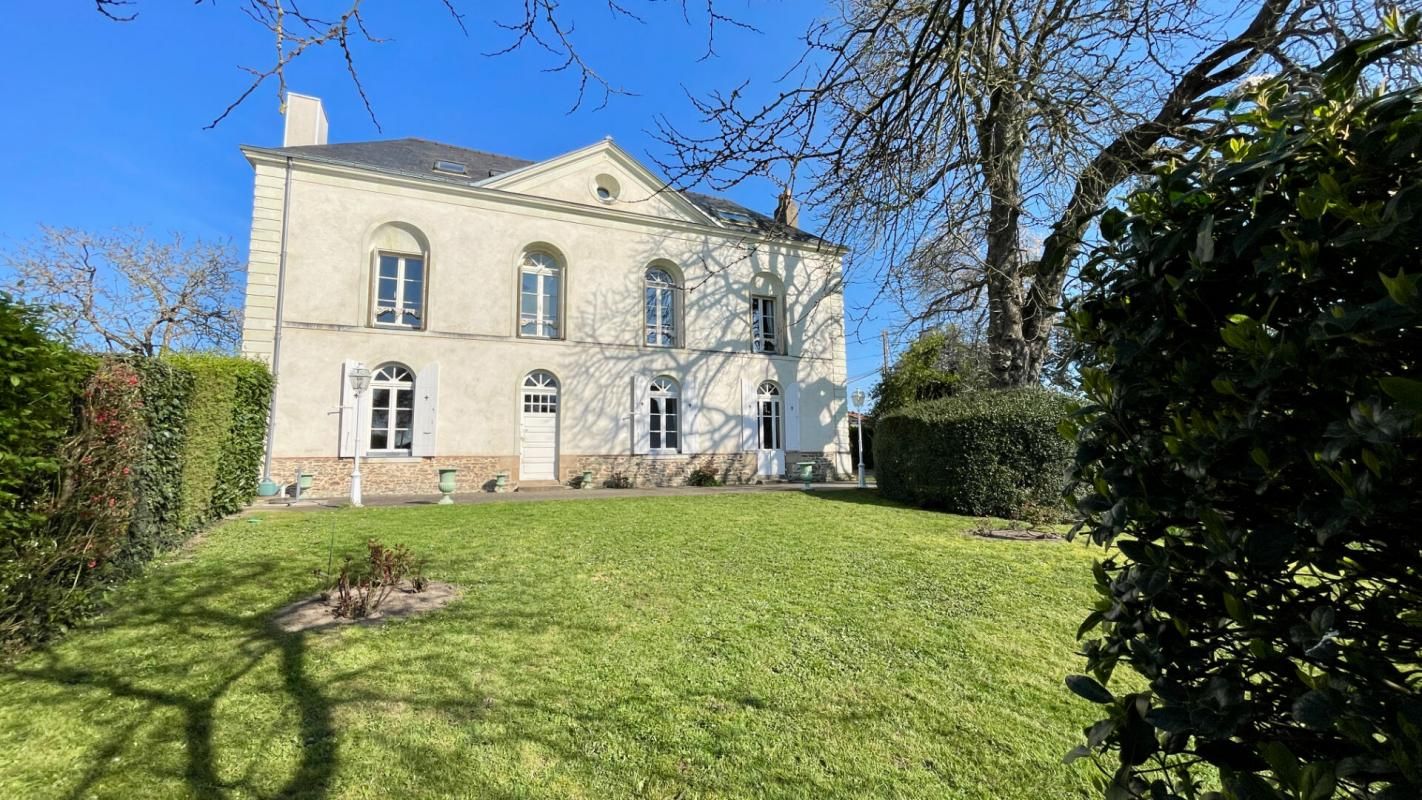 A VENDRE MAISON DE MAITRE - 44150 ANCENIS-SAINT-GEREON - 8 pièces 200 m²