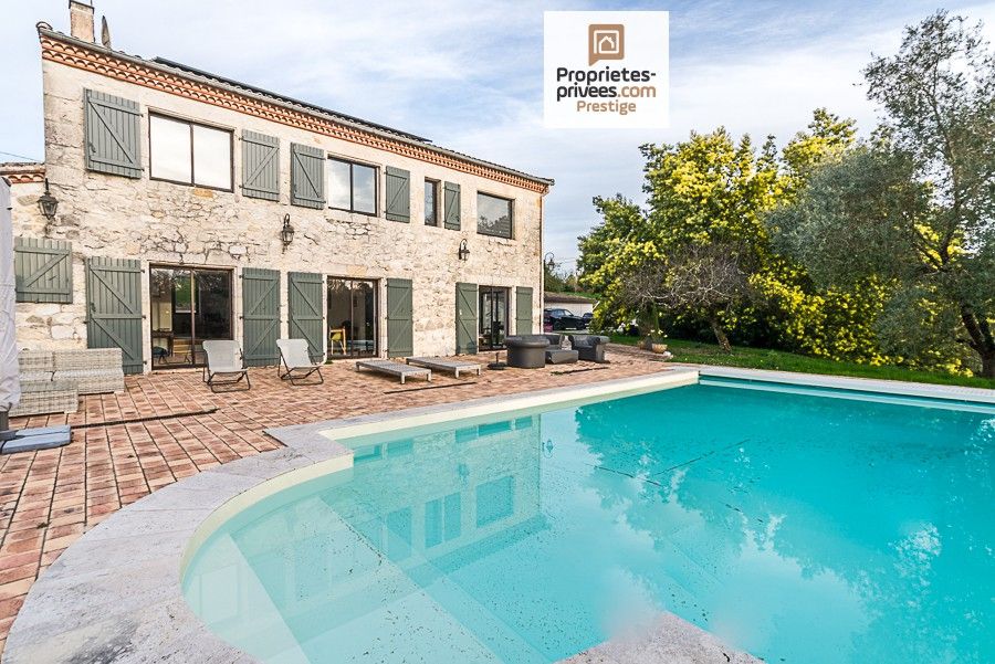 SAINTE COLOMBE EN BRUILHOIS : ENSEMBLE IMMOBILIER  EN PIERRE 310 m² - 8 PIECES - GARAGES - PARC - PISCINE