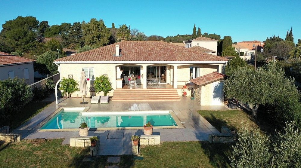 Villa de plain-pied suite parentale, garage double et piscine