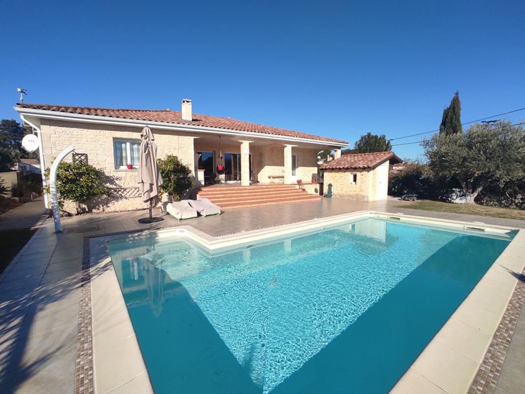 PéZENAS Villa de plain-pied suite parentale, garage double et piscine 2