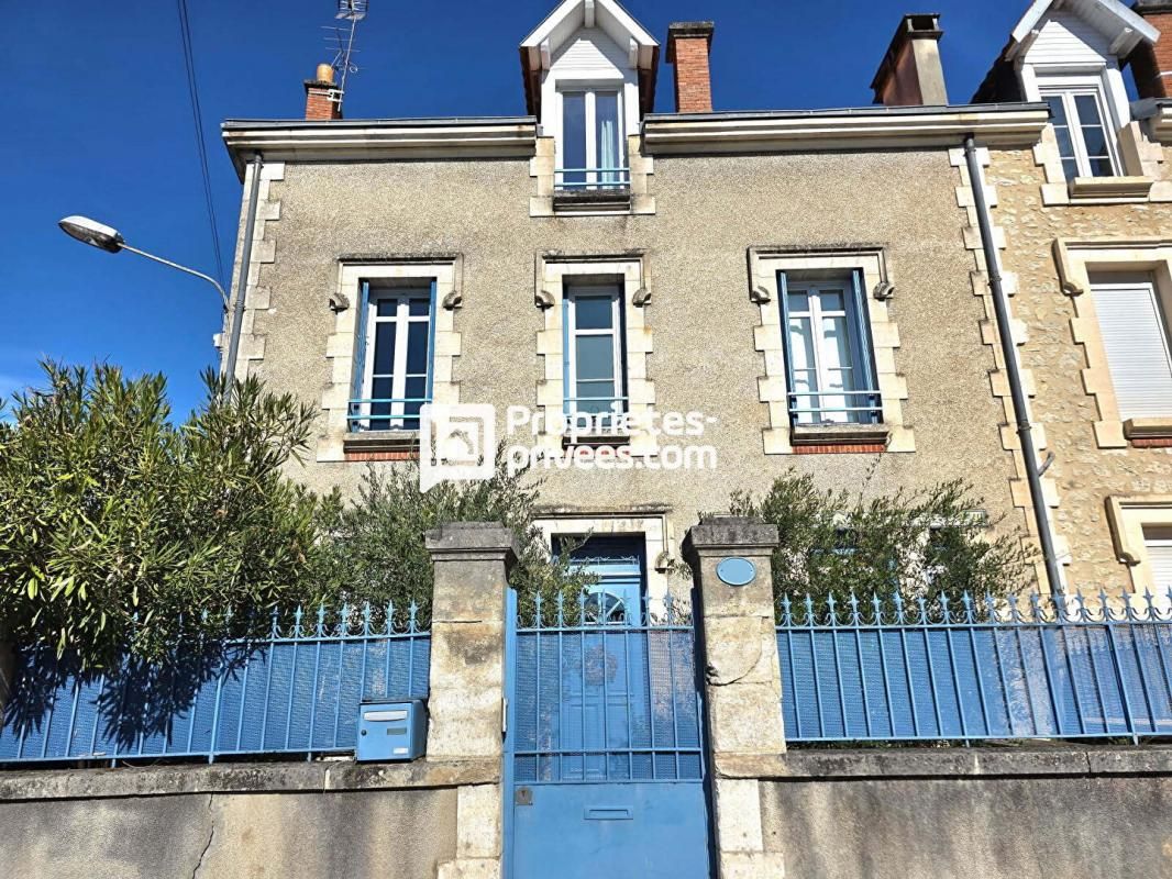 Maison de ville T8 d'env. 236 m2 avec 6 ch, piscine et garage sur PERIGUEUX (24000)