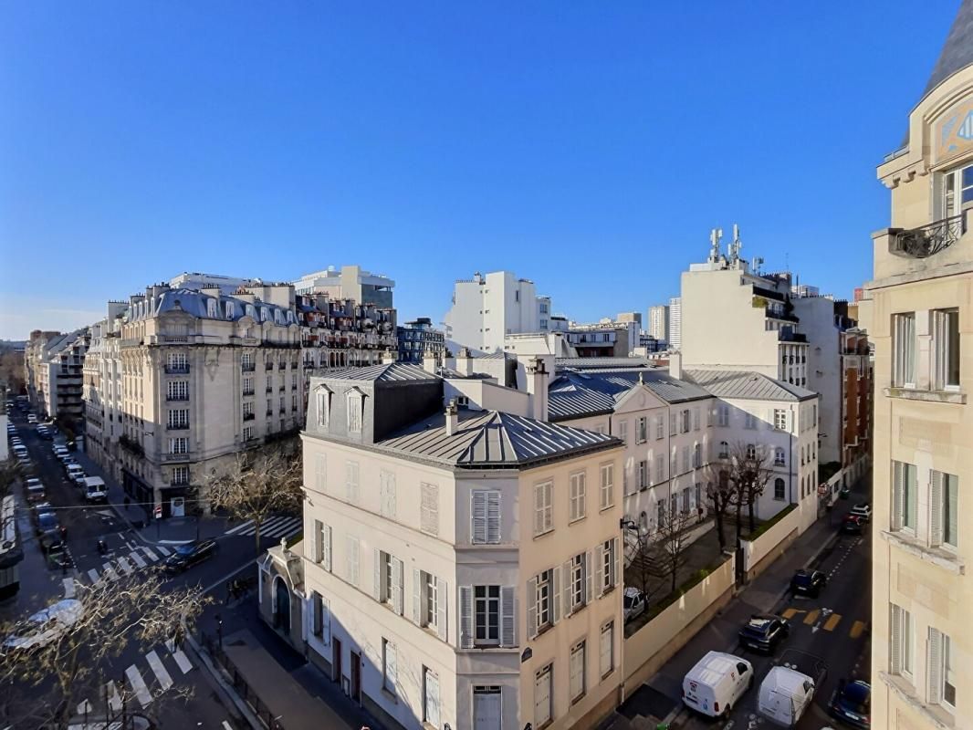 Paris 15 Place Alfred Dreyfus Vaste Studio en dernier étage avec  vue dégagée et ensoleillée