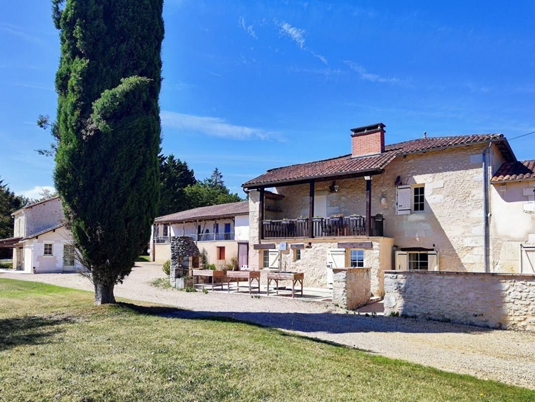 Superbe corps de ferme du 17è siècle. Rénovation de qualité. Au calme, vue dégagée. Belle piscine. Potentiel