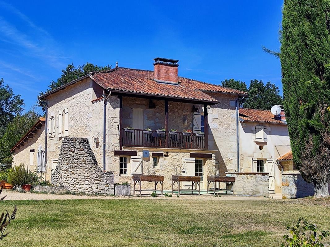 PERIGUEUX Superbe corps de ferme du 17è siècle. Rénovation de qualité. Au calme, vue dégagée. Belle piscine. Potentiel 2