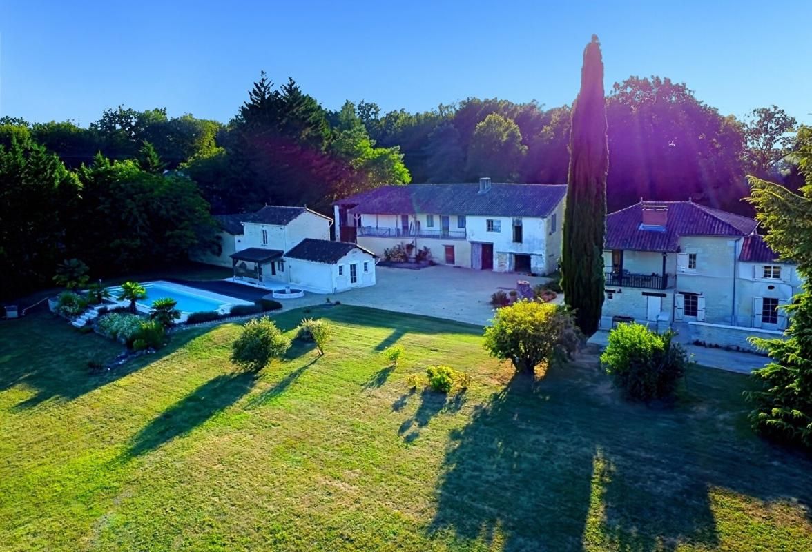 PERIGUEUX Superbe corps de ferme du 17è siècle. Rénovation de qualité. Au calme, vue dégagée. Belle piscine. Potentiel 3