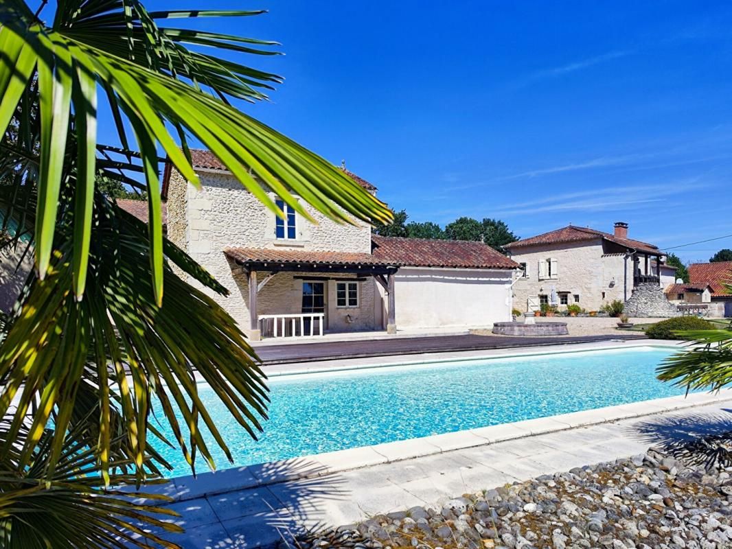 PERIGUEUX Superbe corps de ferme du 17è siècle. Rénovation de qualité. Au calme, vue dégagée. Belle piscine. Potentiel 4