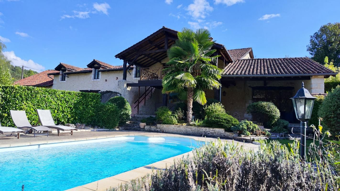 Vaste corps de ferme en pierre, dont gîte, piscine, dépendances, grange. Calme, campagne