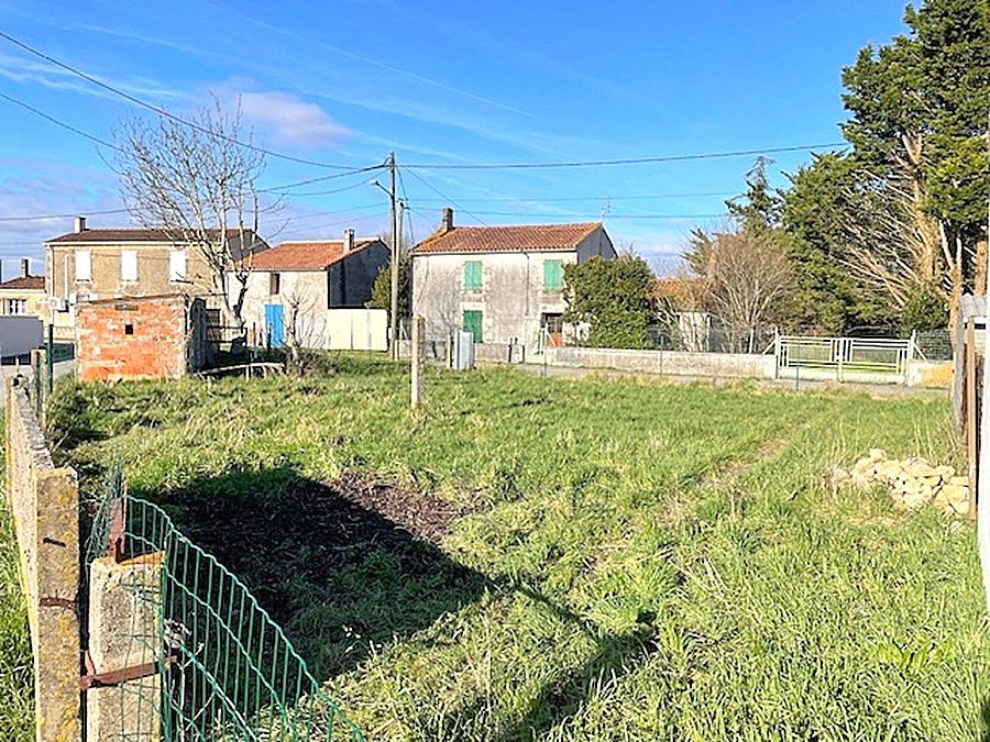 SAINT-JEAN-DE-LIVERSAY Terrain constructible non viabilisé 335 m2 3